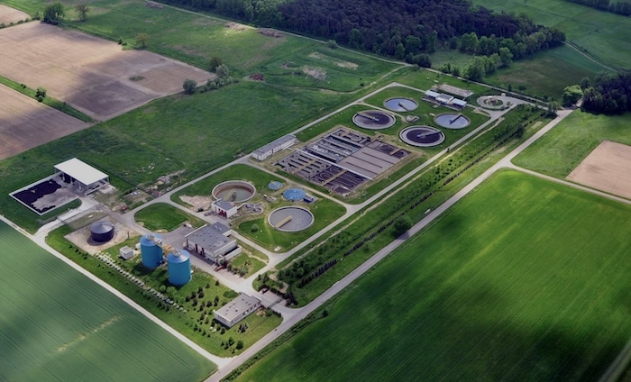 Conventional municipal wastewater treatment plant in Rąbczyn, Ostrów Wielkopolski (Poland). Photo credit: Stiopa (Wikimedia)